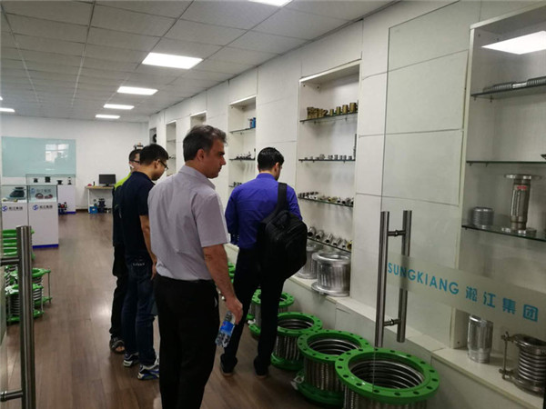 国外客户来访淞江集团看橡胶柔性接头产品